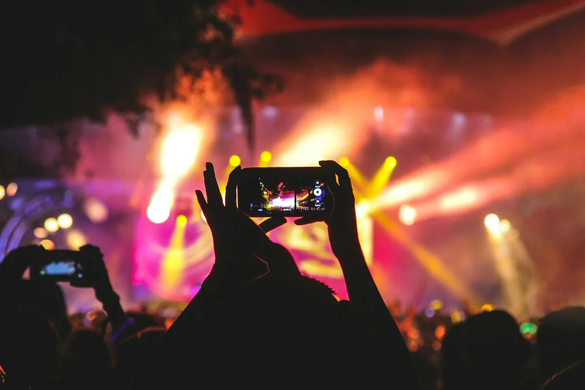 Promotor de festivales mirando datos de asistencia con gráfica descendente en pantalla