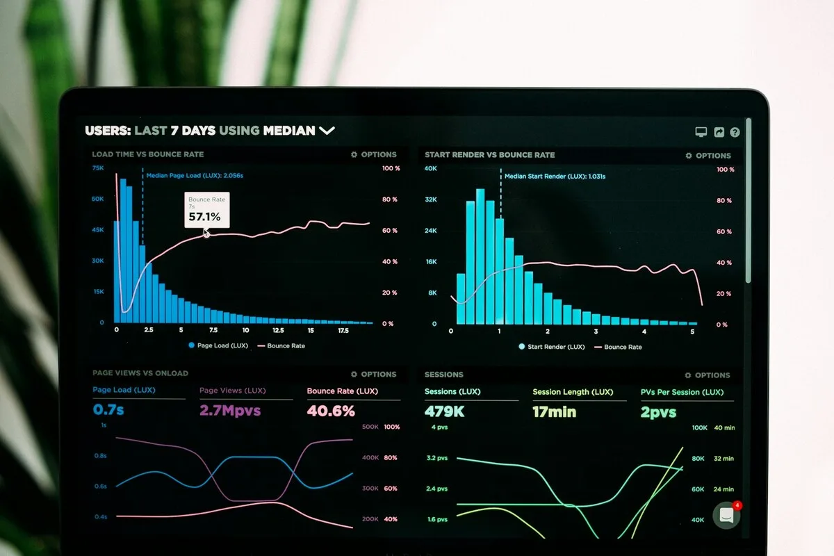 Promotor de festivales comparando una hoja de cálculo con un dashboard de audiencia en pantalla