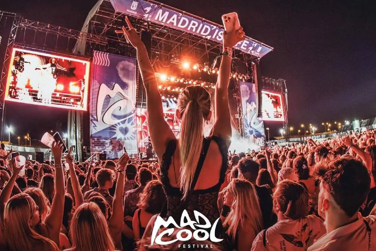 Visual comparison between a festival's purchase cycle and an e-commerce one
