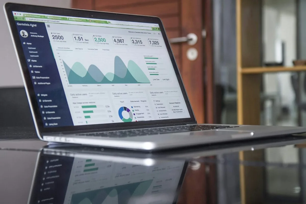 Promotor revisando datos de ROI de sus campañas de marketing de eventos en un ordenador